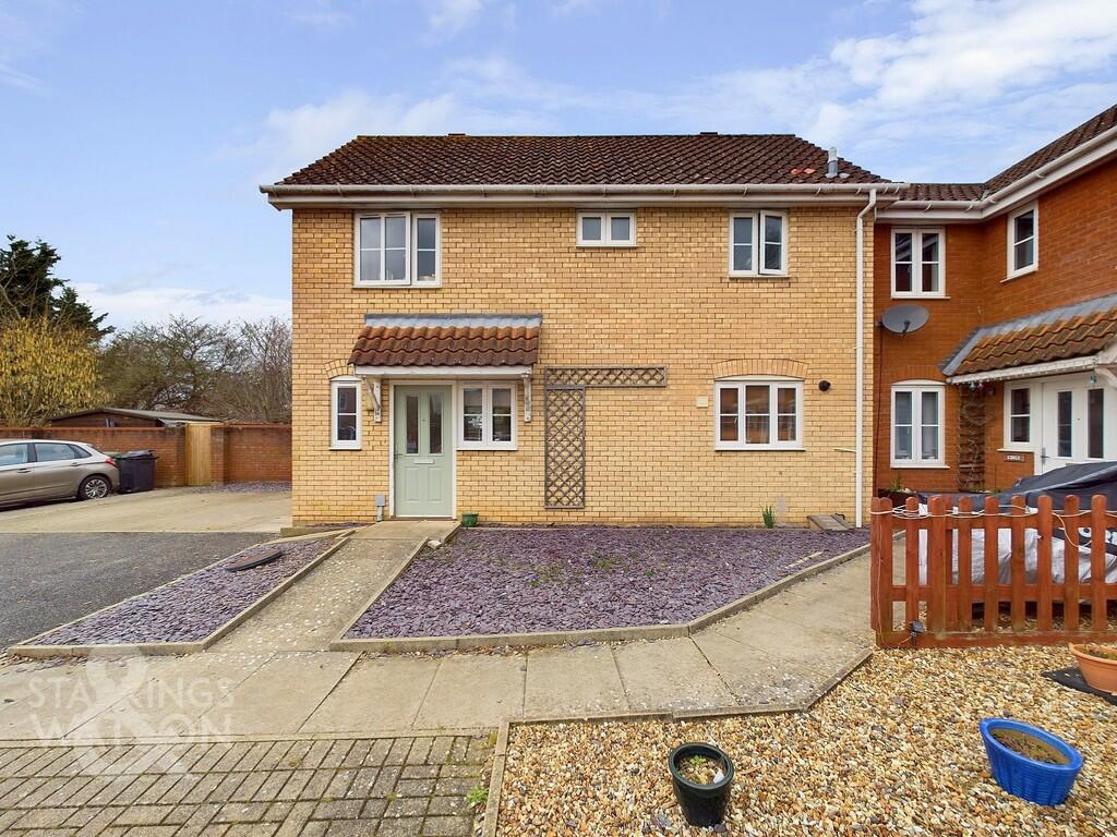 3 bedroom semidetached house for sale in Poplar Close, Long Stratton, Norwich, NR15