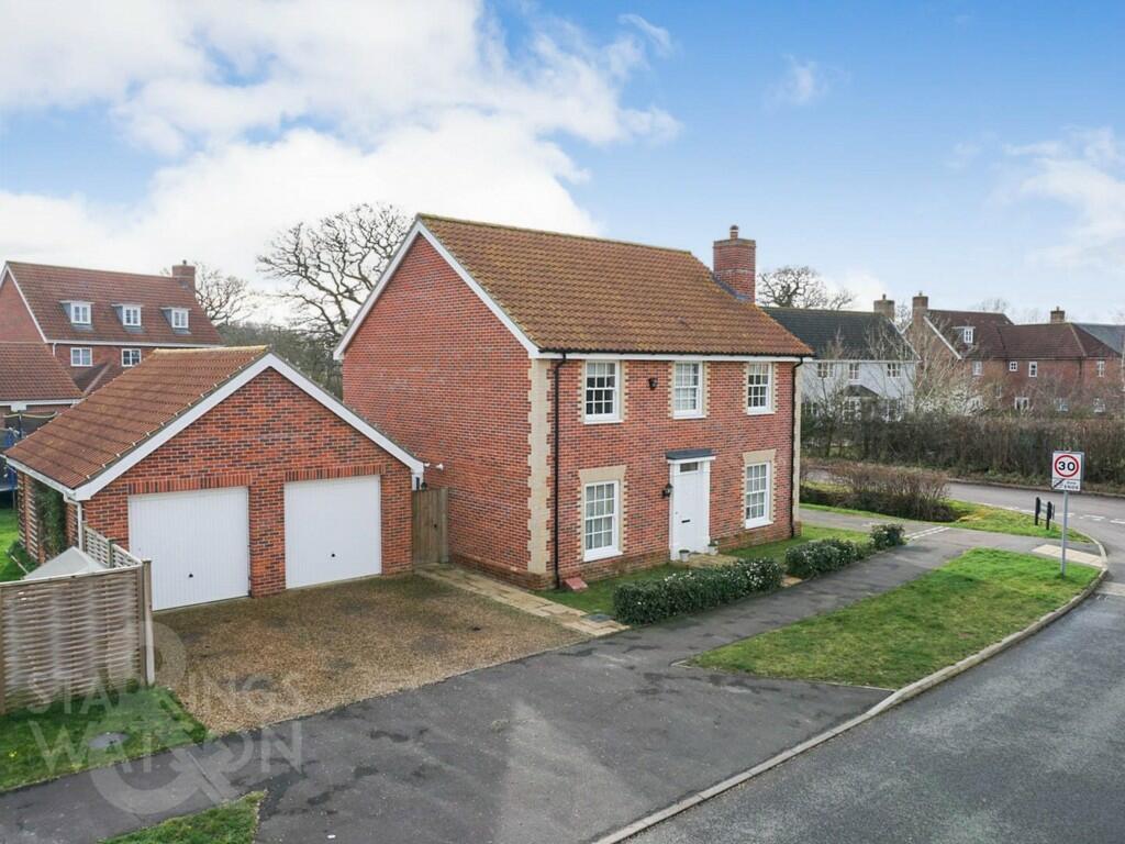 4 bedroom detached house for sale in Gudgeon Road, Mulbarton, Norwich, NR14