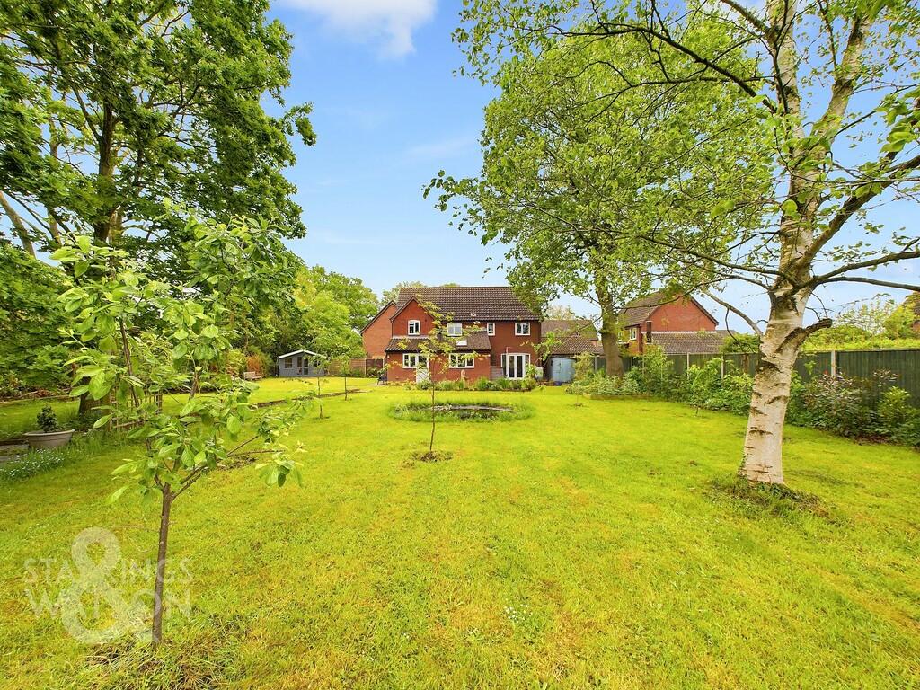 5 bedroom detached house for sale in Meadow Way, Poringland, Norwich, NR14