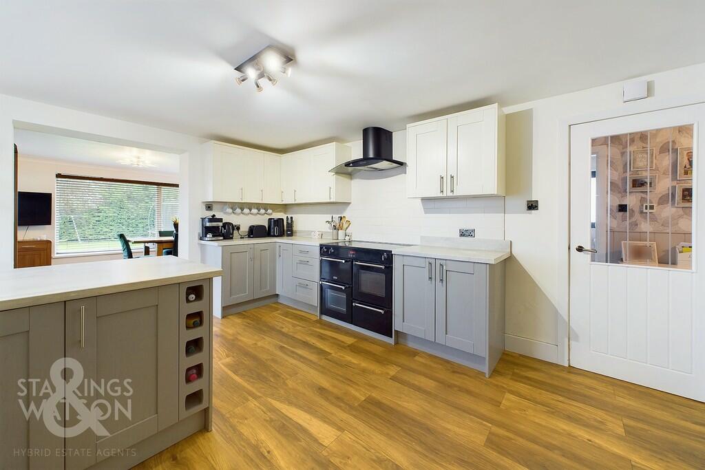 3 bedroom detached bungalow for sale in Elizabeth Road, Poringland