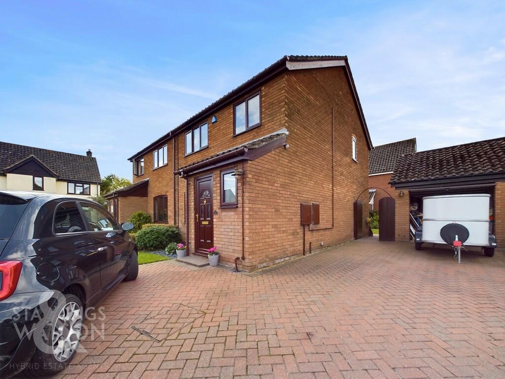 3 bedroom semidetached house for sale in Meadow Way, Poringland