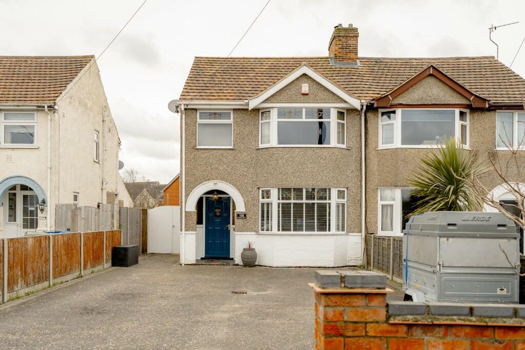 4 bedroom semidetached house for sale in Waveney Drive, Lowestoft