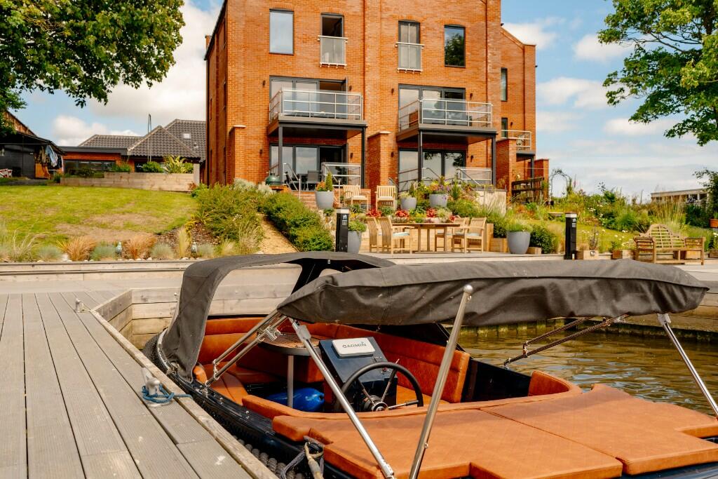 3 bedroom town house for sale in Pegasus Mews, Caldecott Road