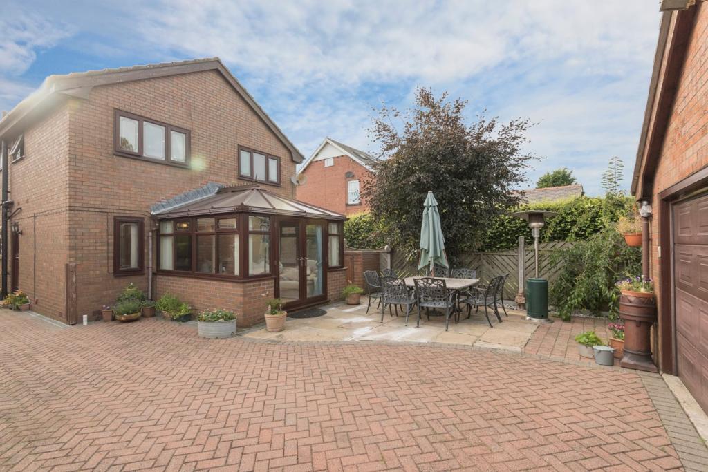 4 bedroom detached house for sale in Pinfold Lane, Mickletown Methley