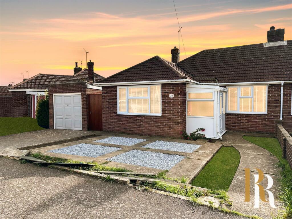2 bedroom semidetached bungalow for sale in Dove Crescent, Harwich, CO12
