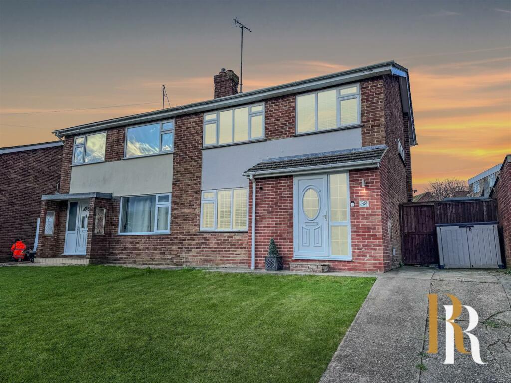 3 bedroom semidetached house for sale in Ray Avenue, Harwich, CO12