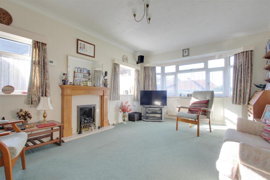 3 bedroom detached bungalow for sale in Warnham Road, GoringBySea