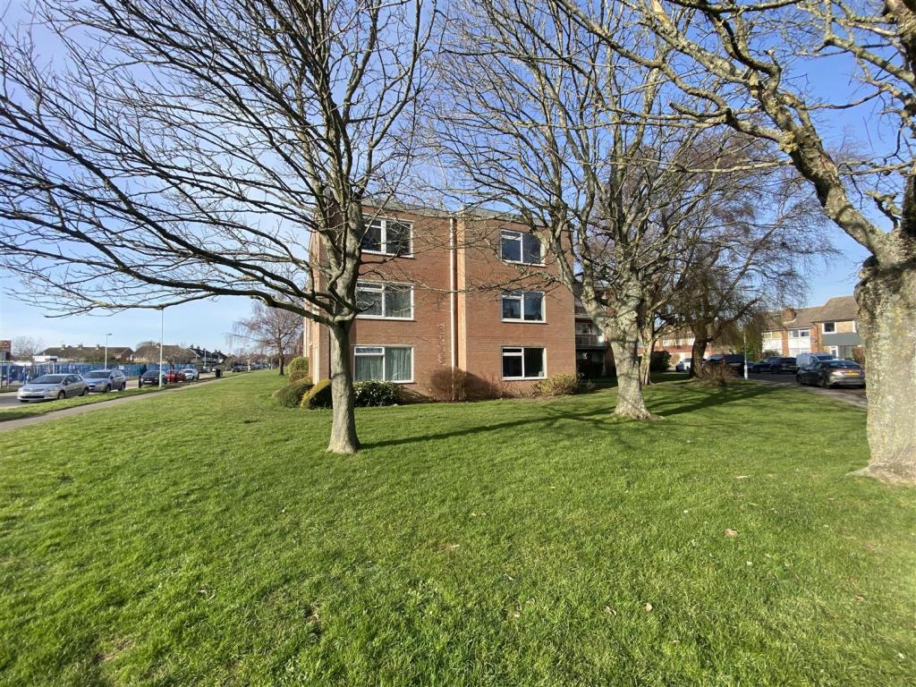 2 bedroom flat for sale in Stonehurst Road, Worthing, BN13