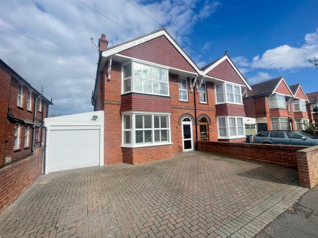 4 bedroom semi-detached house for sale in Gannon Road, Worthing, BN11