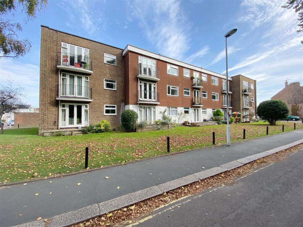 2 bedroom flat for sale in Victoria Park Gardens, Worthing, BN11
