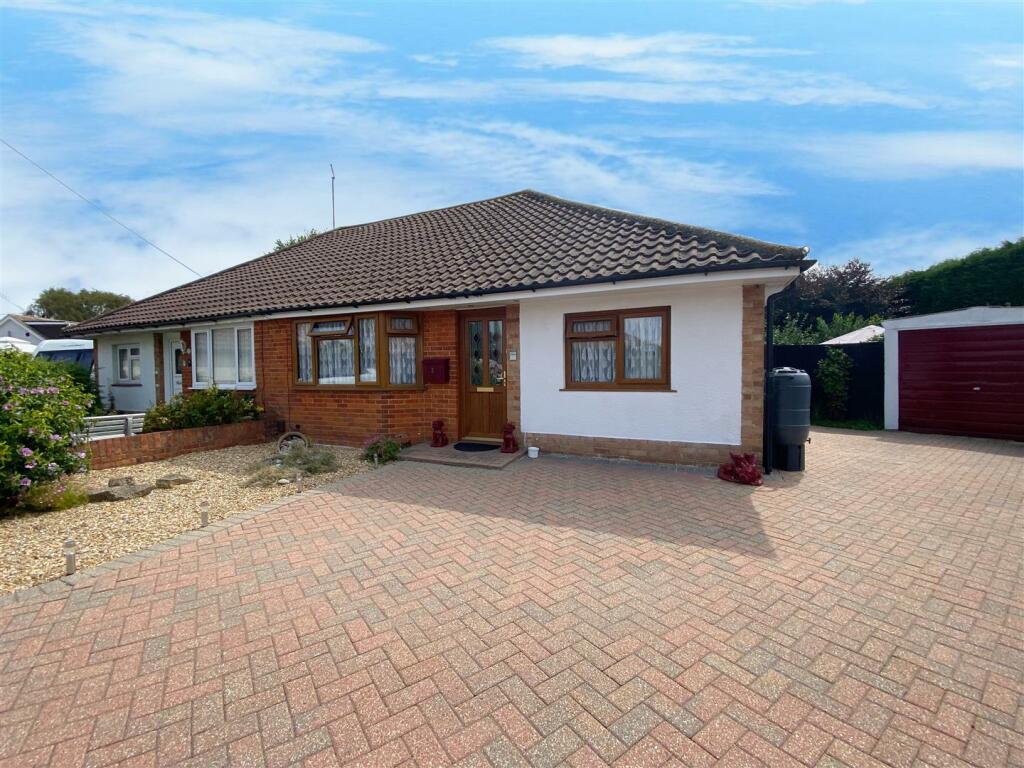 2 bedroom semidetached bungalow for sale in Muirfield Close, Worthing