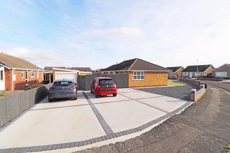 3 bedroom detached bungalow for sale in Beaumonde, HoltonLeClay, DN36
