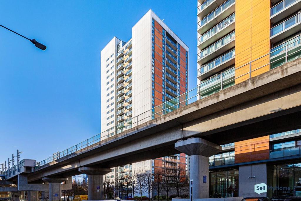 1 bedroom apartment for sale in Elektron Tower, Blackwall Way, London, E14