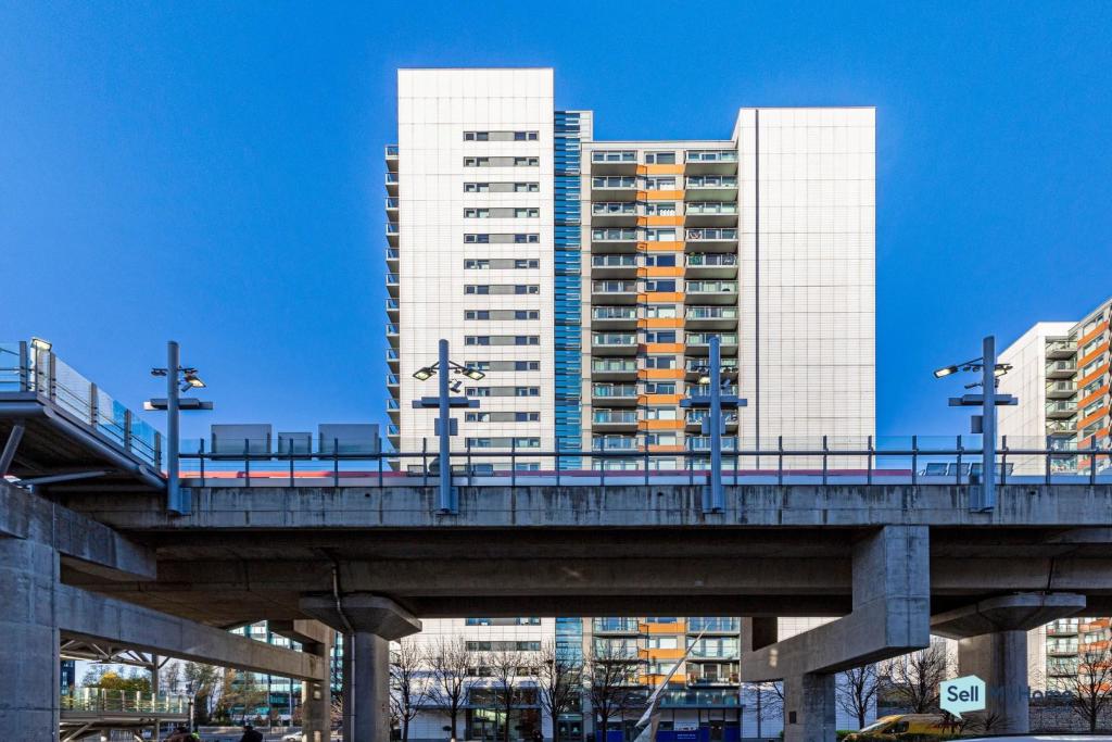 1 bedroom apartment for sale in Elektron Tower, Blackwall Way, London, E14