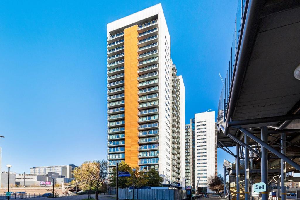 1 bedroom apartment for sale in Elektron Tower, Blackwall Way, London, E14