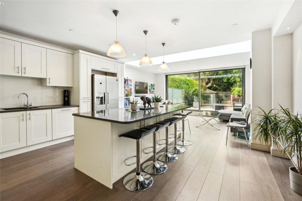 5 bedroom semi-detached house for rent in Napier Avenue, London, SW6