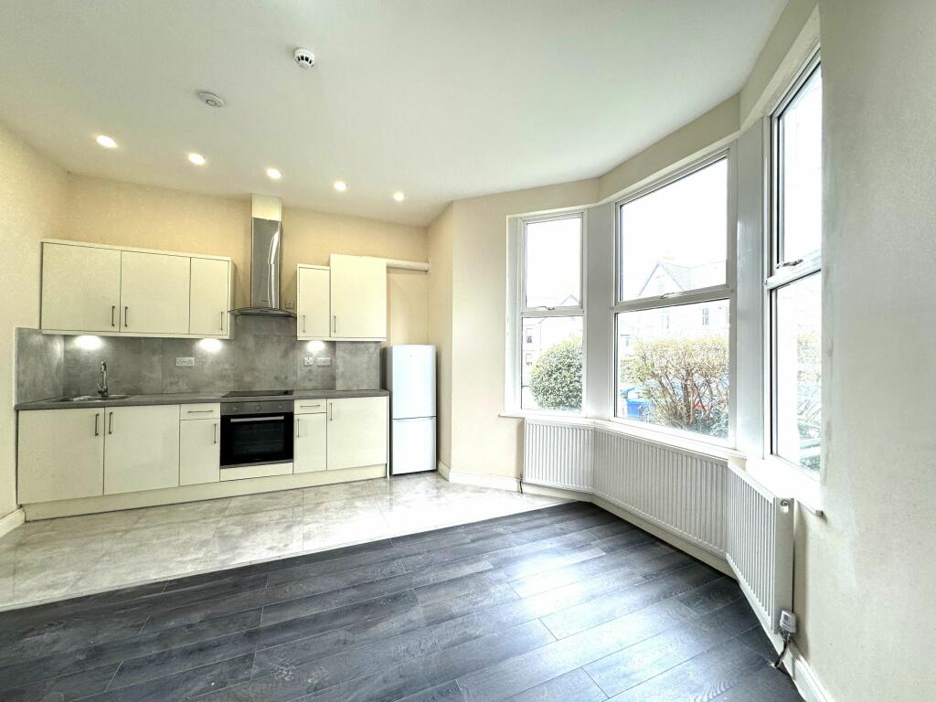 2 bedroom flat for rent in Ground Floor Flat, 3 Clive Crescent, Penarth