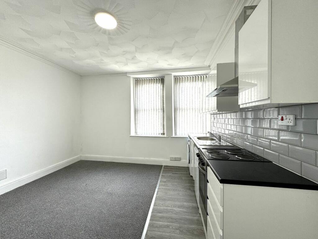 Studio flat for rent in Clive Crescent, Penarth CF64 1AT, CF64