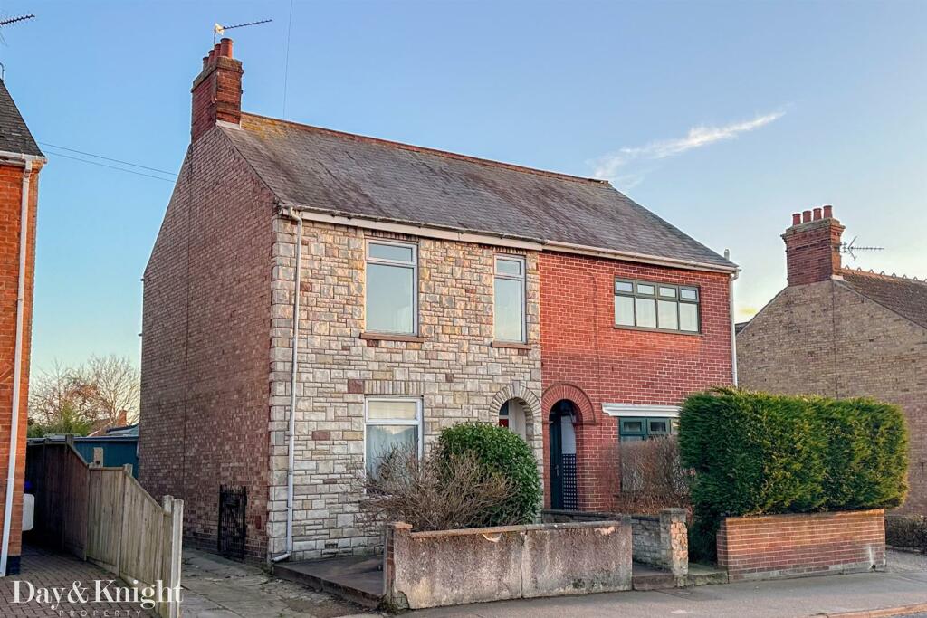 3 bedroom semidetached house for sale in Normanston Drive, Lowestoft, NR32