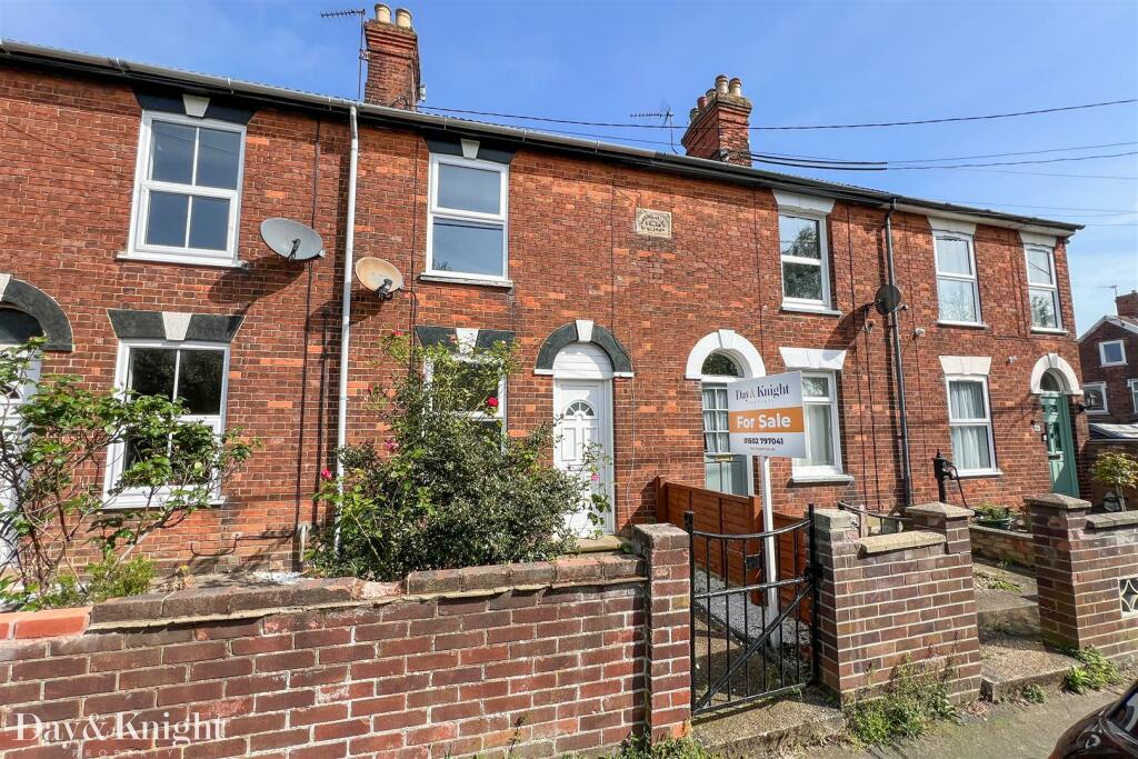 3 bedroom terraced house for sale in Caxton Road, Beccles, NR34