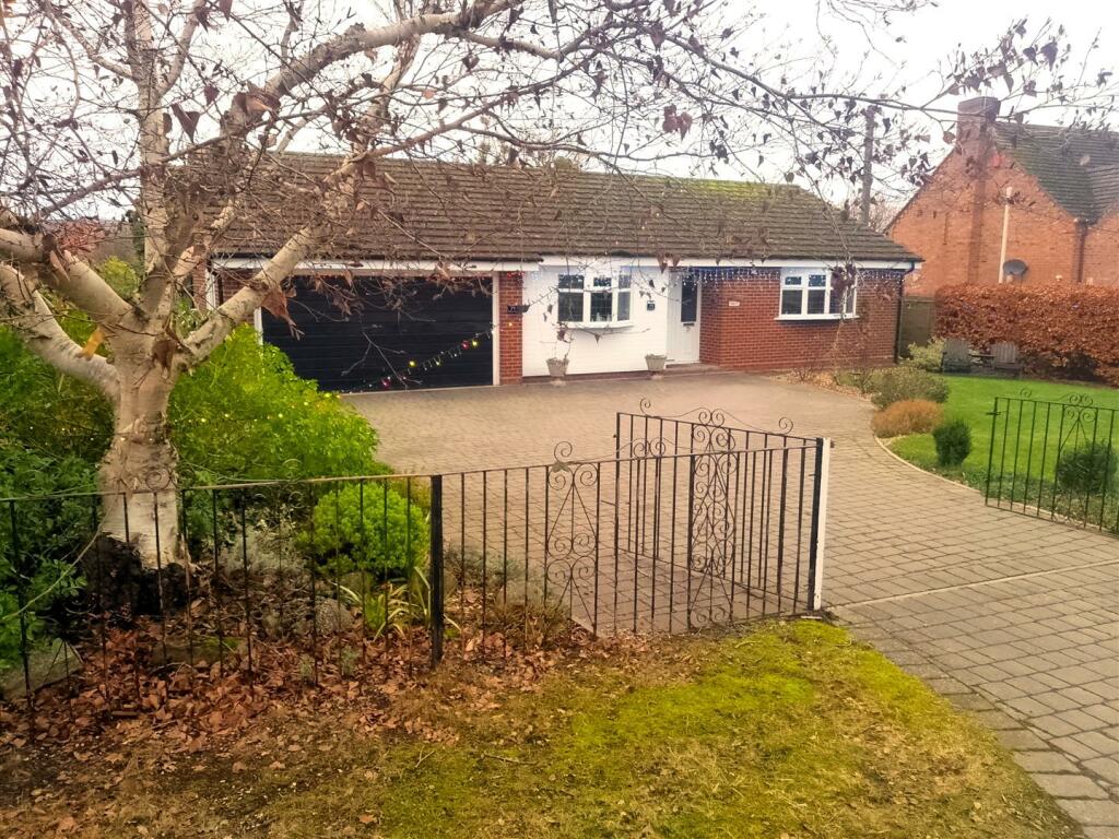3 bedroom bungalow for sale in Stonebow Road, Drakes Broughton
