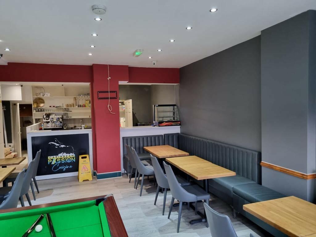 Restaurant for rent in Saxon Avenue, London, TW13