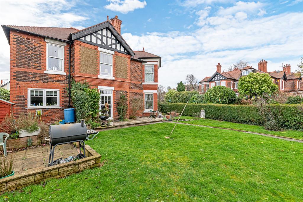 4 bedroom detached house for sale in Fluin Lane, Frodsham, WA6