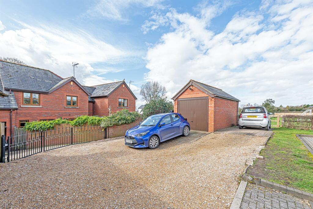 3 bedroom semidetached house for sale in Helsby Road, Alvanley