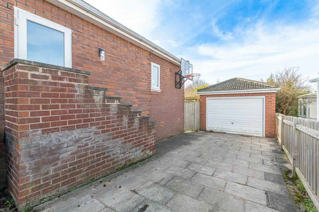 4 bedroom detached bungalow for sale in Townfield Lane, Frodsham, WA6