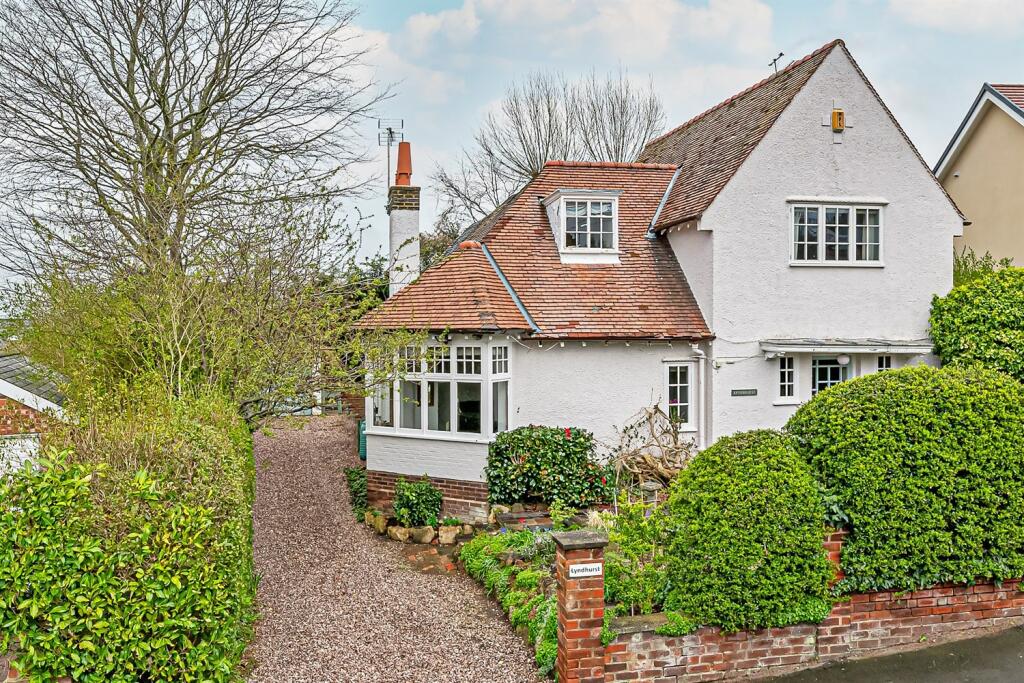 4 bedroom detached house for sale in Crescent Drive, Helsby, Frodsham, WA6