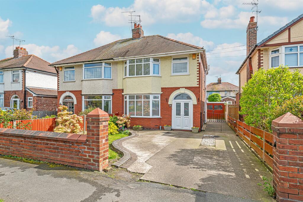 3 bedroom semidetached house for sale in Chester Road, Helsby