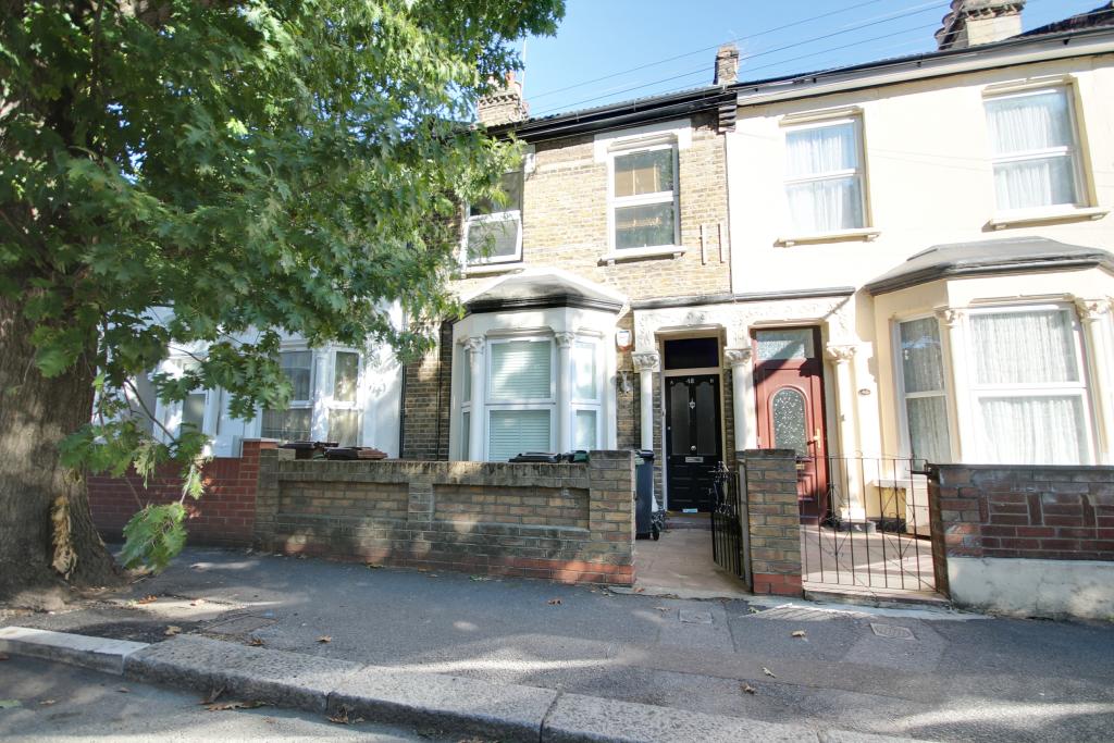 3 bedroom flat for rent in Buckland Road, Leyton, E10