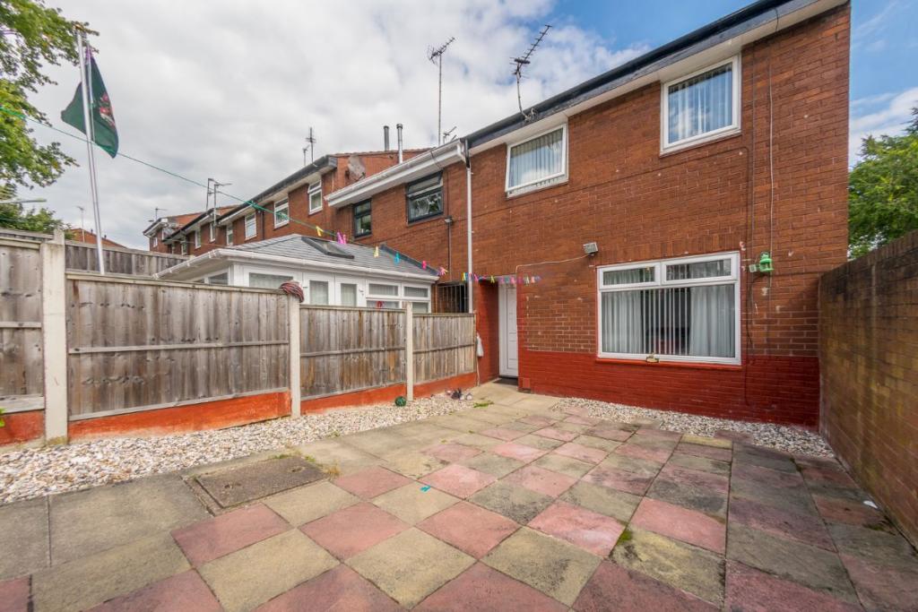 3 bedroom end of terrace house for sale in Coal Hill Green, Leeds, LS13