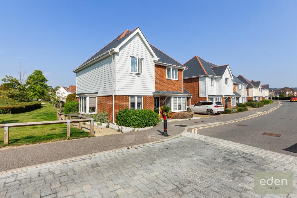 4 bedroom link detached house for sale in Amisse Drive, Snodland, ME6