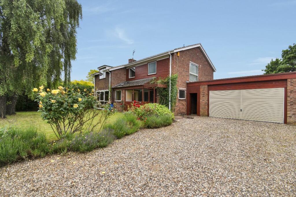 4 bedroom detached house for sale in Tunbridge Close, Bottisham