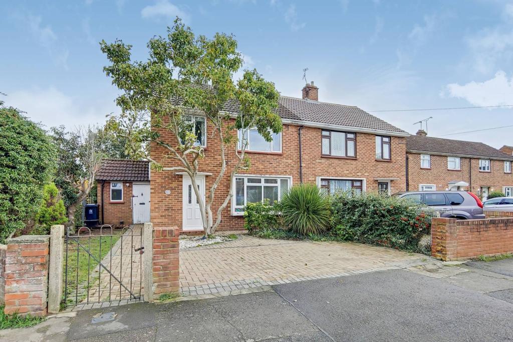 3 bedroom semidetached house for sale in Almond Road, Burnham, Slough, SL1