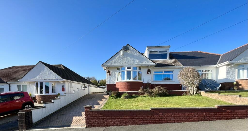 2 bedroom semidetached bungalow for sale in Grasmere Drive, Aberdare