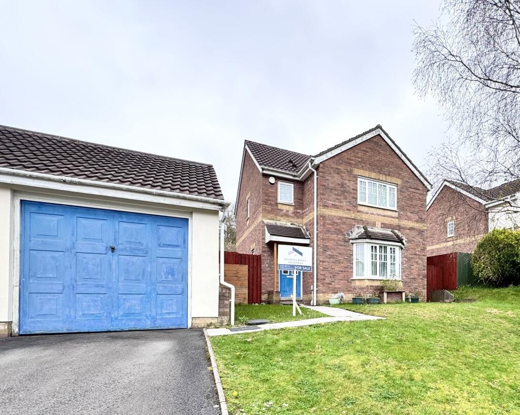 3 bedroom detached house for sale in Springfield Gardens, Hirwaun