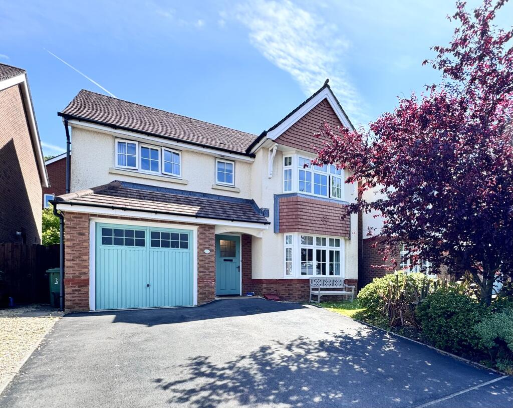 4 bedroom detached house for sale in Heol Y Deri, Cwmbach, Aberdare, CF44