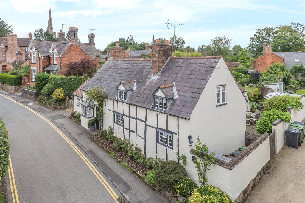 3 bedroom detached house for sale in Church Road, Belbroughton