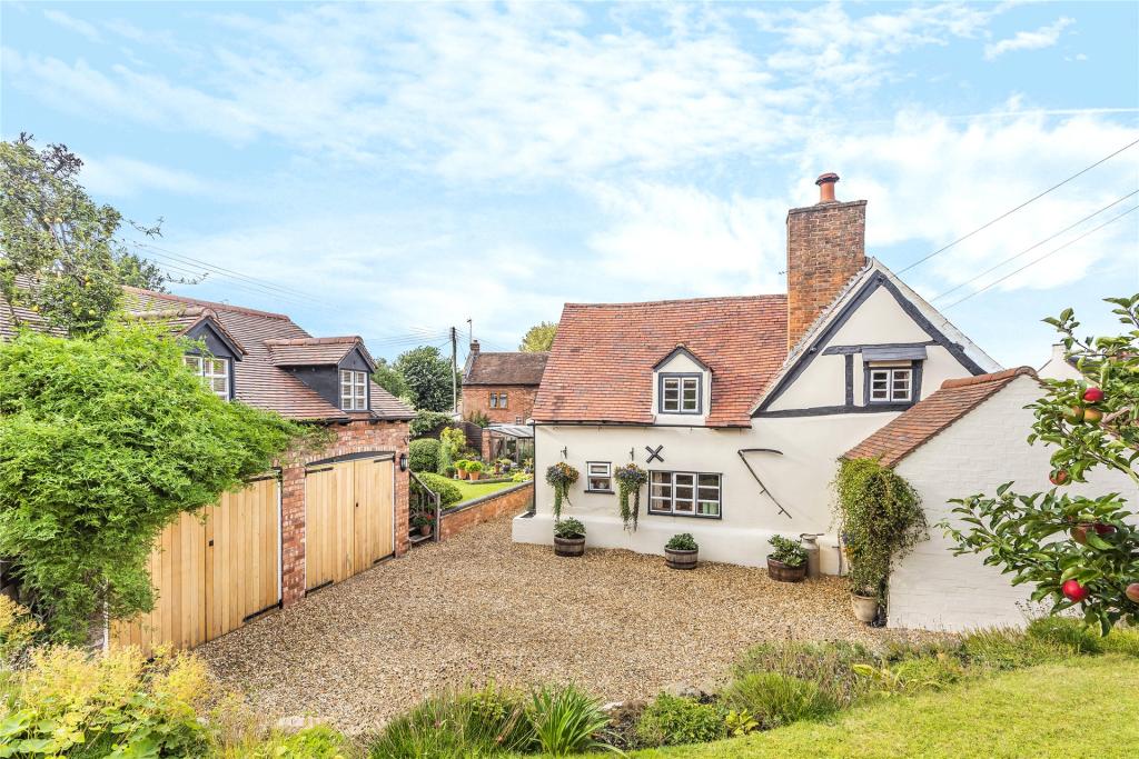 3 bedroom detached house for sale in Church Road, Belbroughton