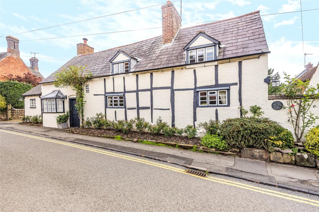 3 bedroom detached house for sale in Church Road, Belbroughton