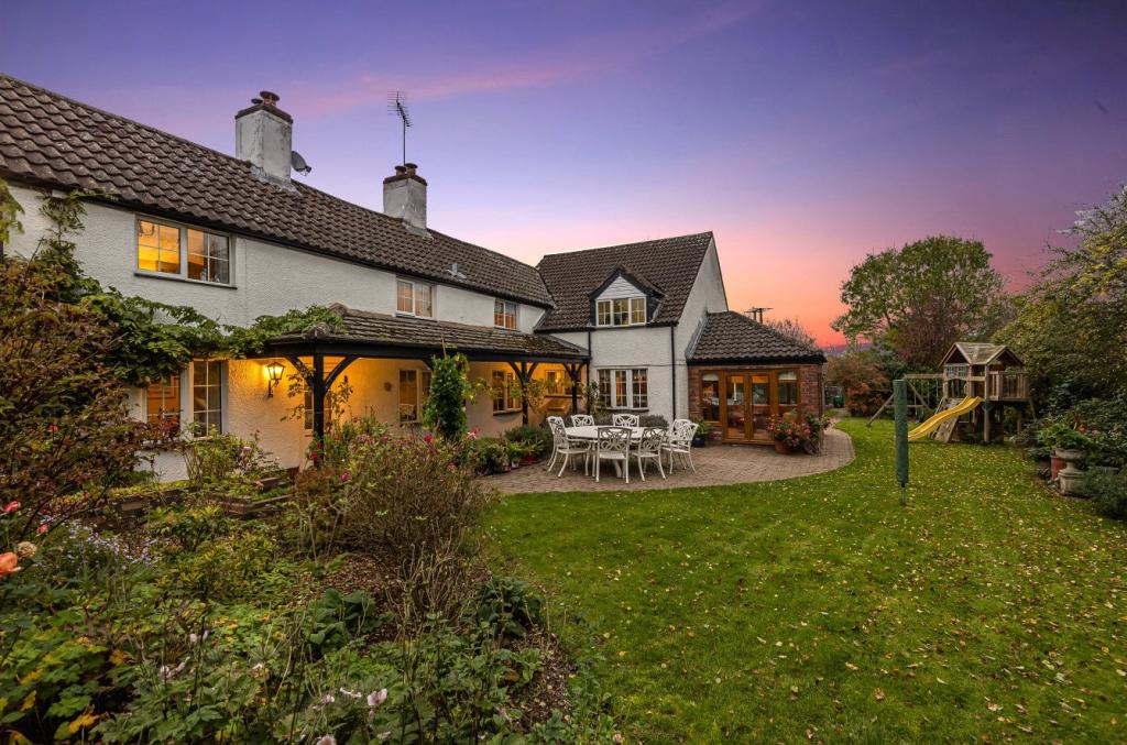 5 bedroom detached house for sale in Stoney Lane, Crossway Green