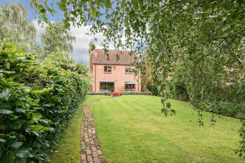 4 bedroom detached house for sale in Manor Farm Court, Cropthorne