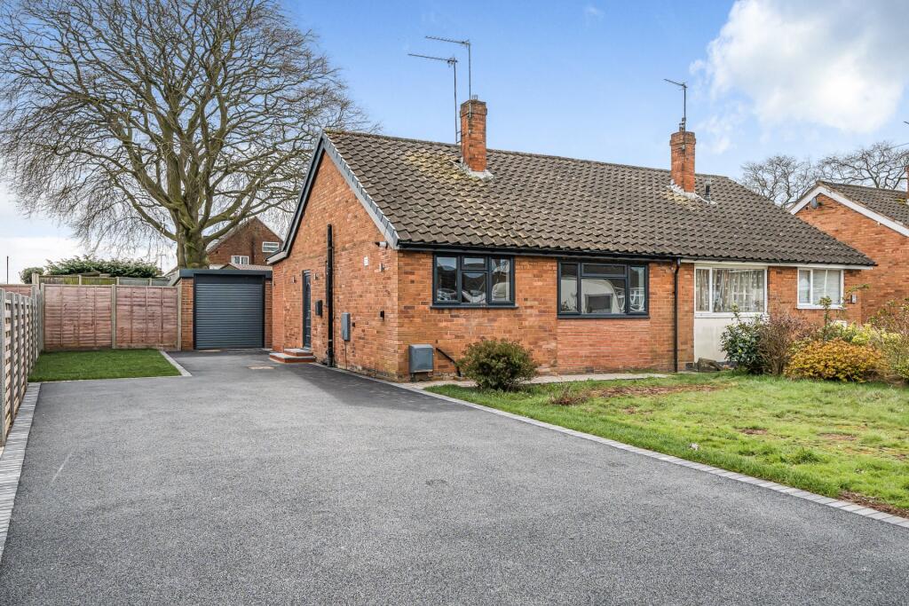 2 bedroom semidetached bungalow for sale in Snowdon Close
