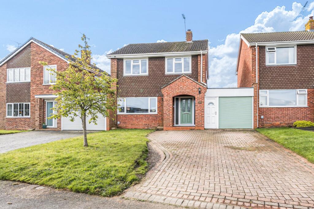 4 bedroom link detached house for sale in Shrubbery Road, Drakes Broughton, Pershore, WR10