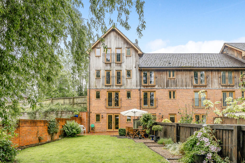 4 bedroom end of terrace house for sale in Moor Court, Bromyard Road