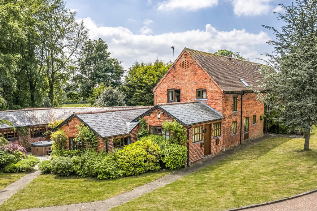 6 bedroom link detached house for sale in Holy Cross Lane, Belbroughton