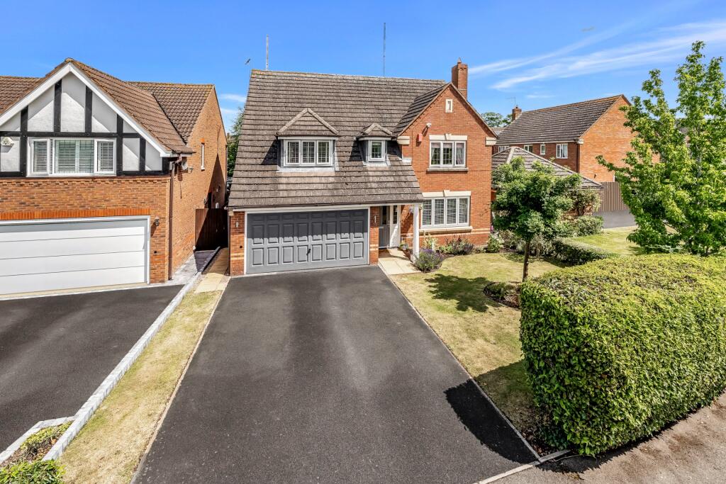 4 bedroom detached house for sale in Pear Tree Way, Wychbold, Droitwich