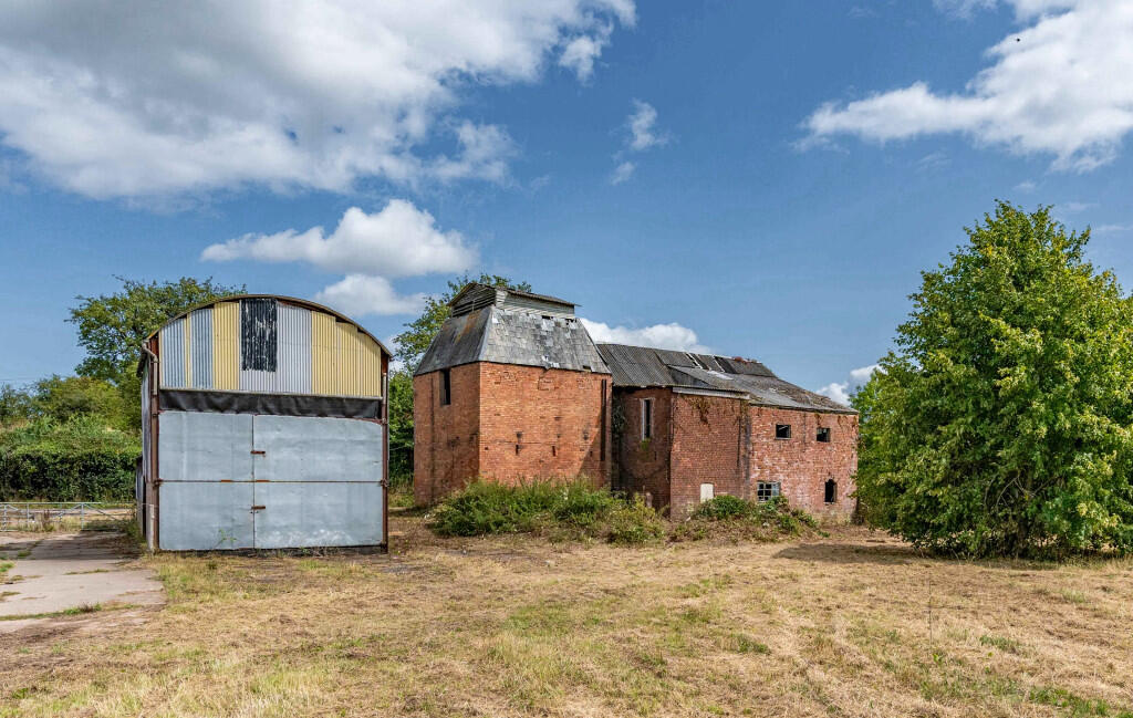 5 bedroom detached house